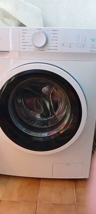 Máquina de lavar roupa e microondas