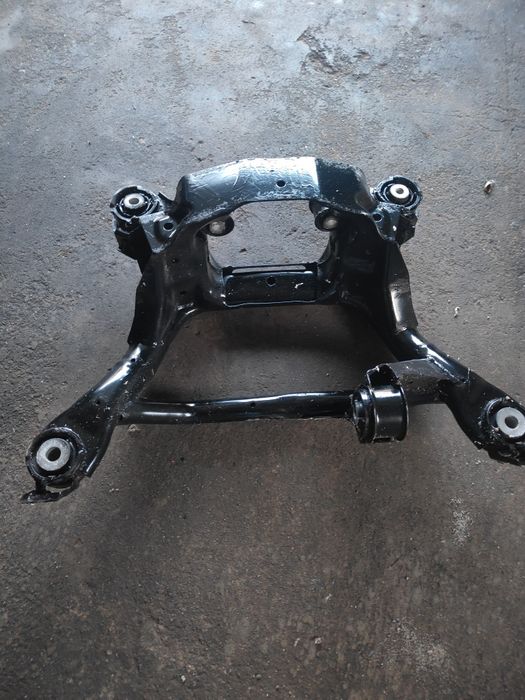 Chariot / Subframe traseiro BMW E46 (2004) – sem ferrugem