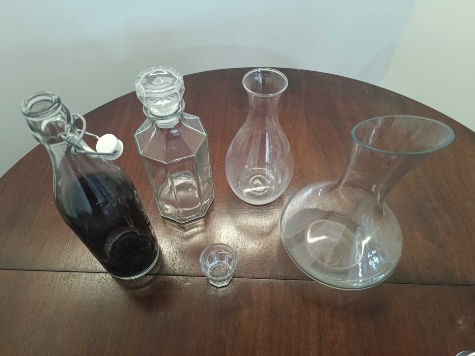 Conjunto de garrafas e copos de vidro