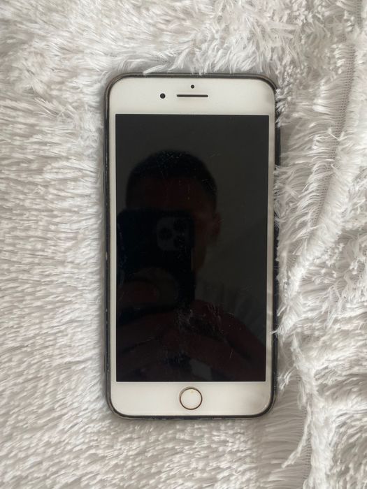 Айфон 8+  не нагарантій