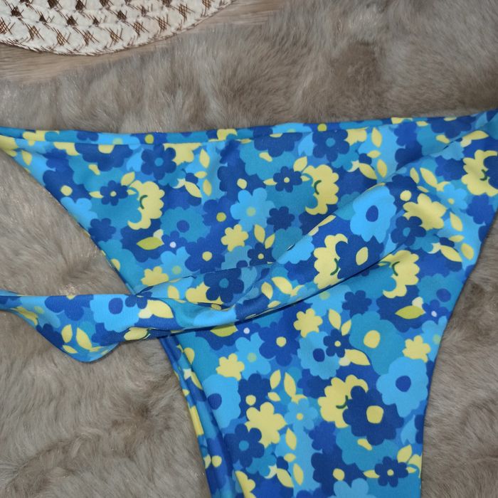 Shein. Dół od bikini, strój kąpielowy