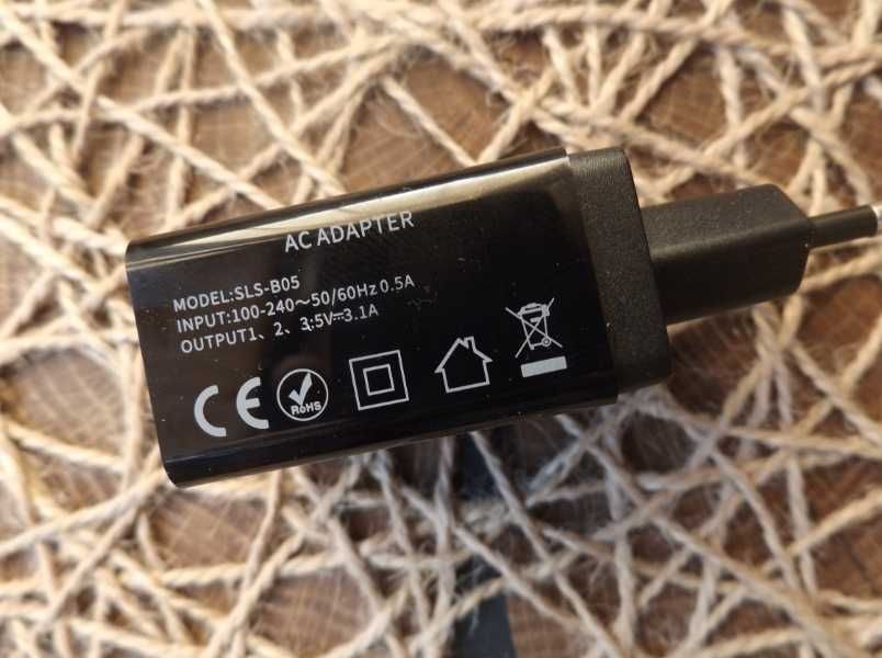Зарядне до смартфона . Три порти. LED