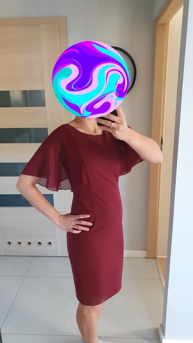 Elegancka sukienka koktajlowa, na imprezę
Kolor bordowy
Dopasowana
Z rozcieciem z tylu 
Ma dodatkowa poszewkę
Rękawy ze zwiewnego szyfonowego material