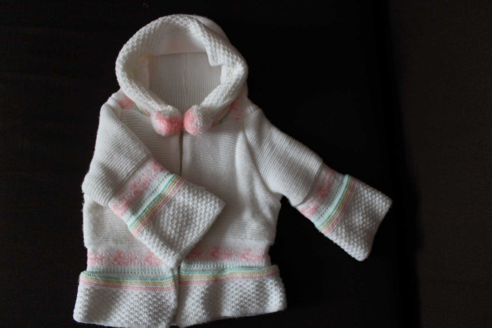 Biały sweterek wizytowy dla dziewczynki