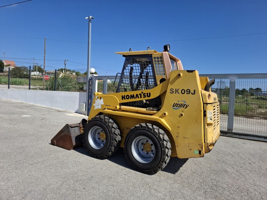 Mini carregadora Komatsu SK09J