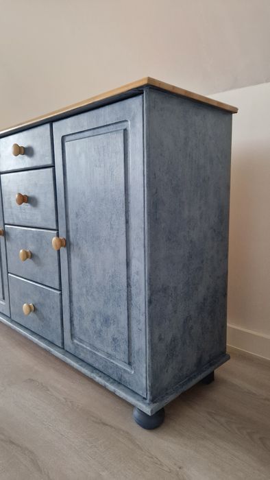 Niebieska komoda sosnowa z elementami drewna