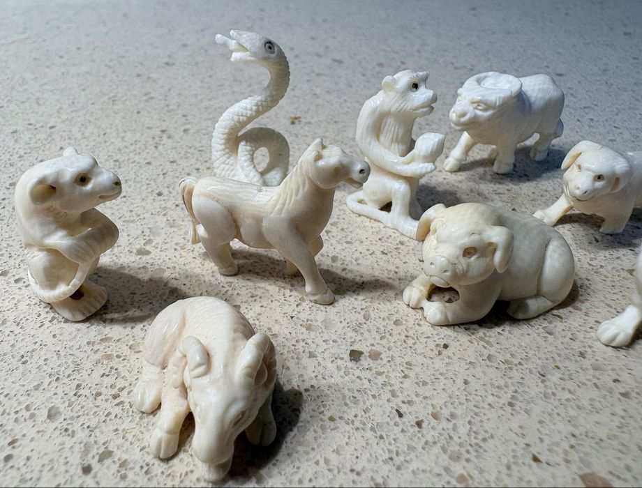 Antigo precioso conjunto de 11 animais asiáticos do Zodiaco esculpidos