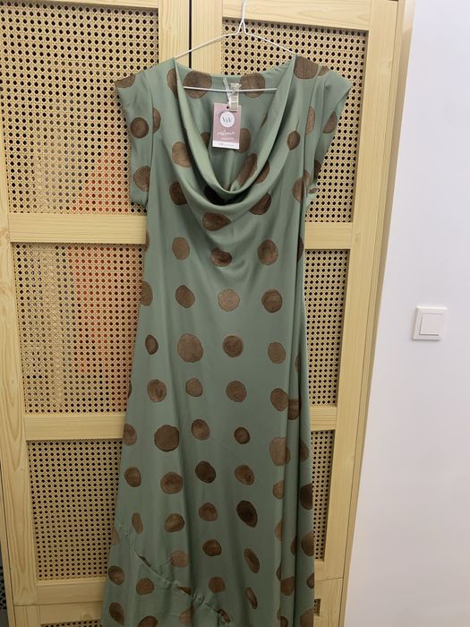 Vestido verde com bolinhas castanhas