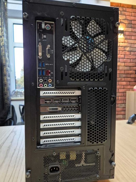 Komputer stacjonarny: intel i7-4790K | GTX Titan X 12GB | 32GB RAM | SSD 1TB + Akcesoria RAZER