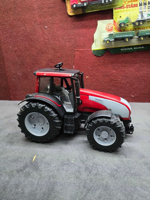Bruder Valtra T 191.