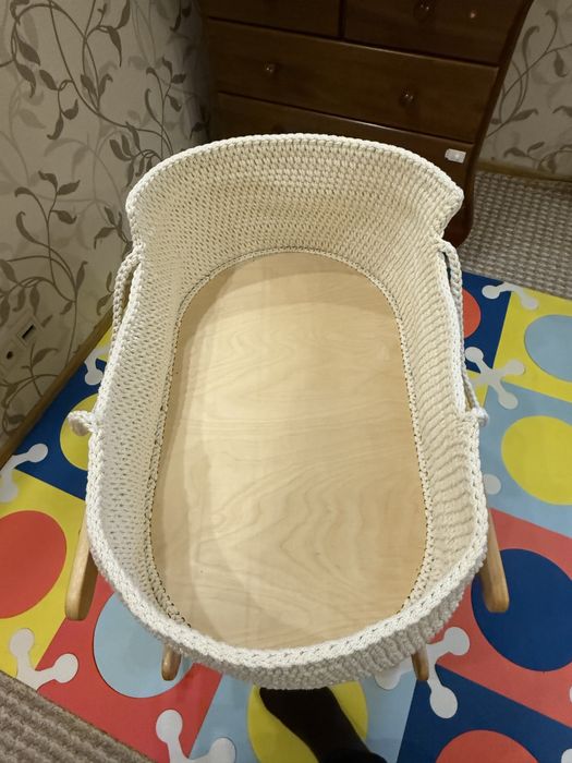 В’язана колиска для новонародженого