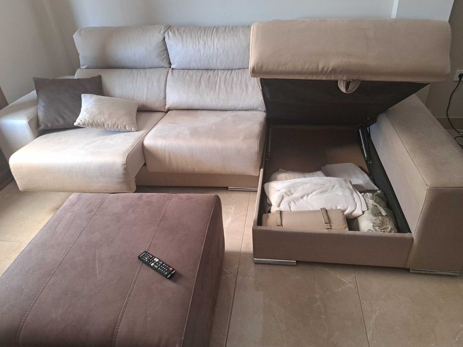 Sofa com dois puffs e arrumação