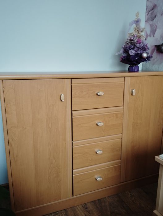 Komoda do sypialni lub salonu.