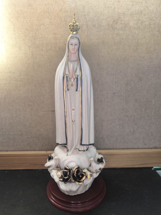 Imagem de Nossa Senhora de Fátima em porcelana 
​A base representa a apa