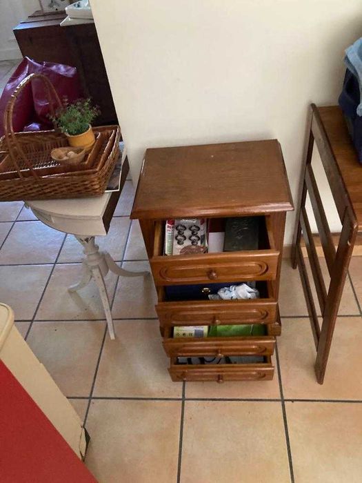 Mesa de Cabeceira/Móvel com gavetas em madeira