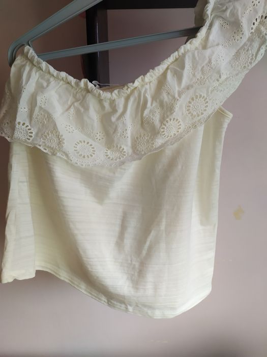 Kremowa bluzka na jedno ramię