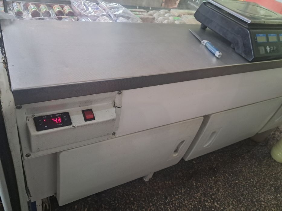 Терміново продам холодильну вітрину 2 м