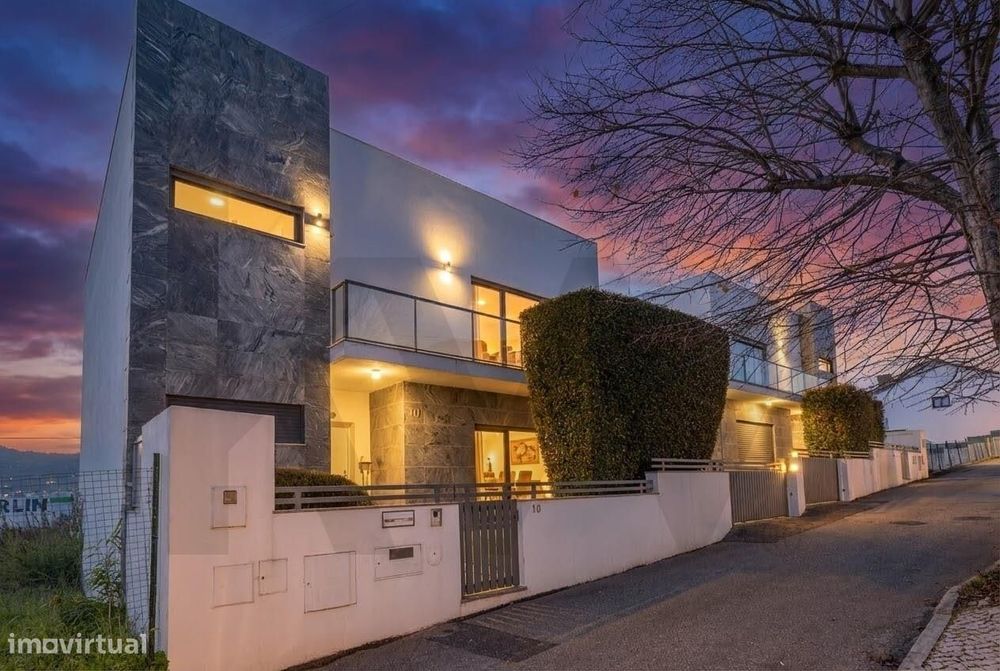 Moradia T4, com piscina, em Odivelas