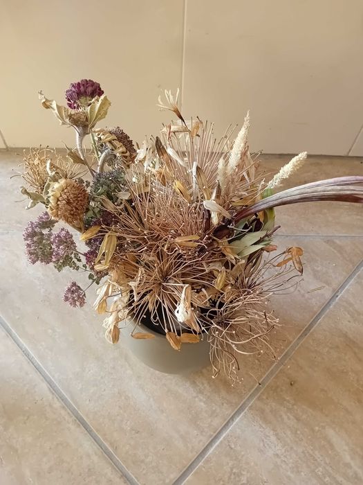 Ramos de flores secas em vaso decorativo