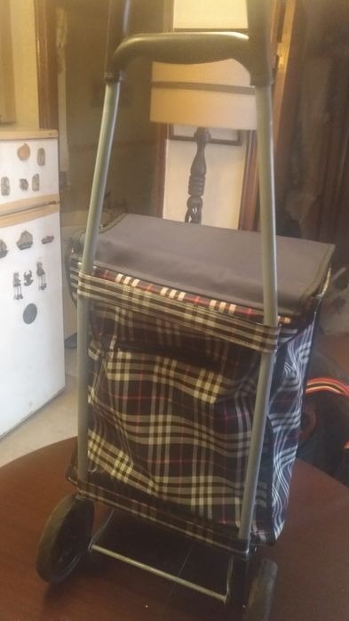 Mala de compras com rodas com padrão xadrez azul e vermelho