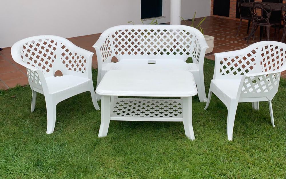 Coniunto de Jardim - mesa e 3 cadeiras