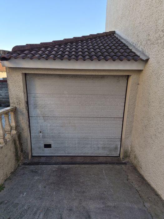 Aluga-se Garagem e Armazém