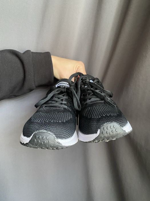 Кросівки жіночі