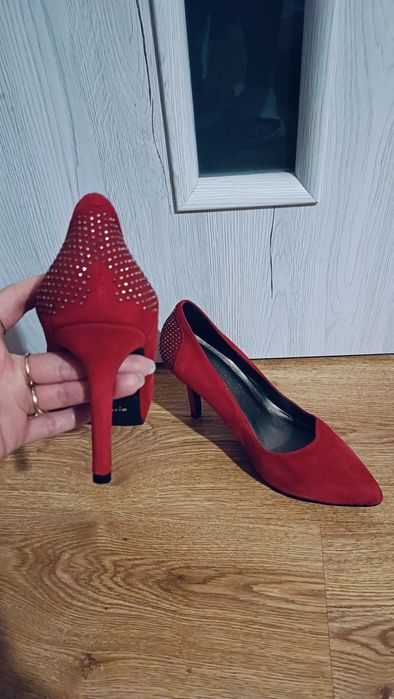Szpilki zamszowe Tamaris
