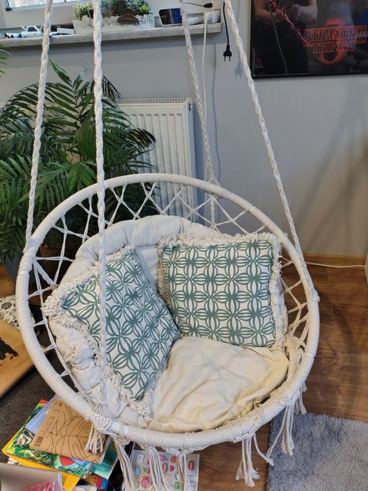 Huśtawka bocianie gniazdo z kremowymi poduchami