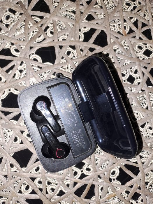 Słuchawki bezprzewodowe Bluetooth TWS V5.3 z powerbankiem i latarką.