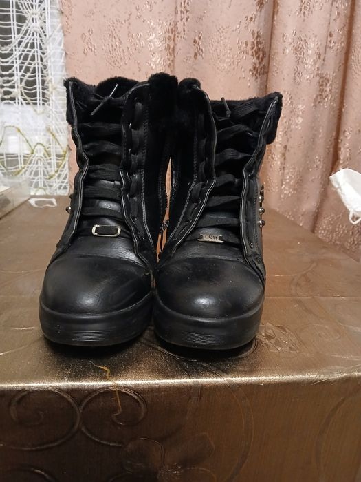 Продам взуття 37розмір