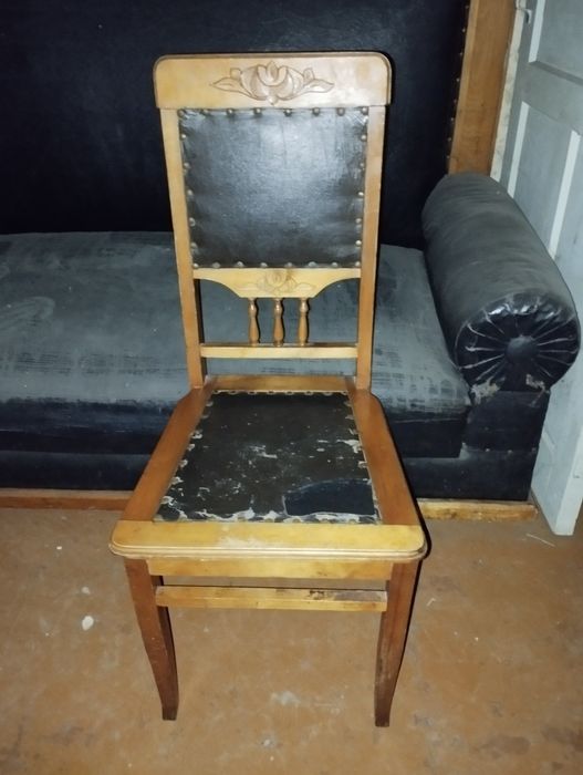 Продам 4 стула старая мебель