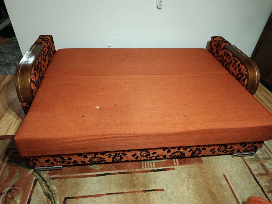 Sofa rozkładana z poduszkami