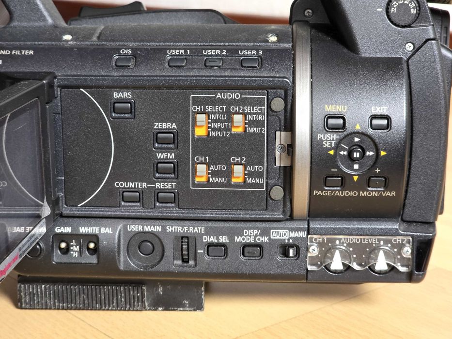 Camera Panasonic Profissional P2HD com mala, tripé, baterias e cartões