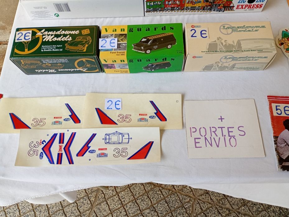 Várias embalagens de brinquedos antigos