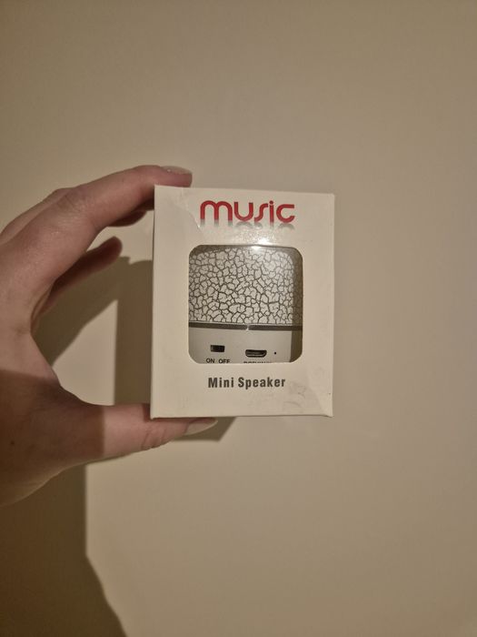 Mały speaker kompaktowy