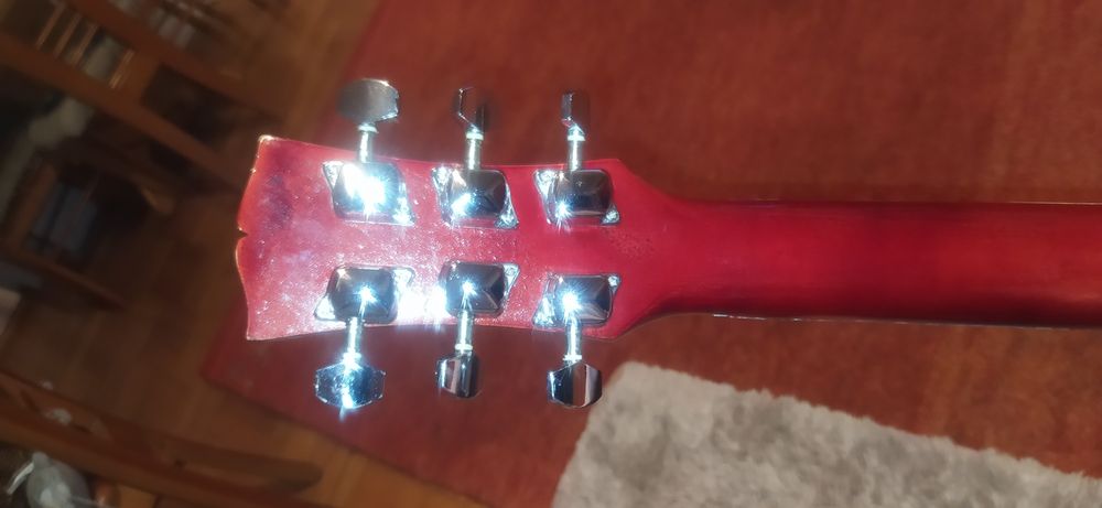 Gitara akustyczna w dobrym stanie