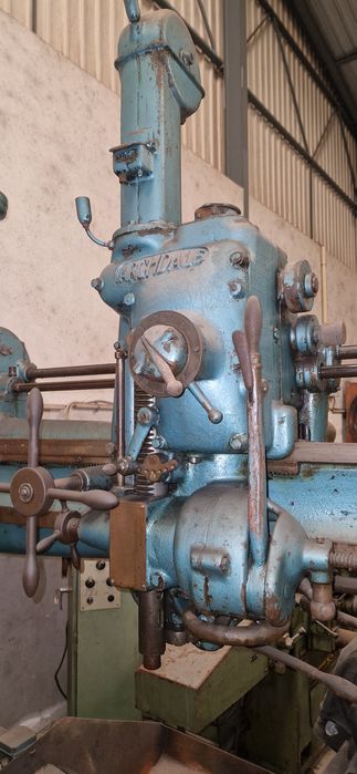 Engenho radial de coluna