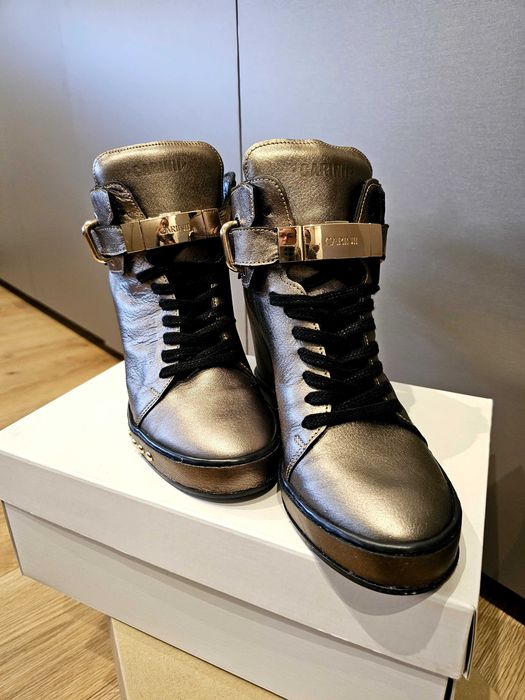 Buty na koturnie Carinii zloty ciemny