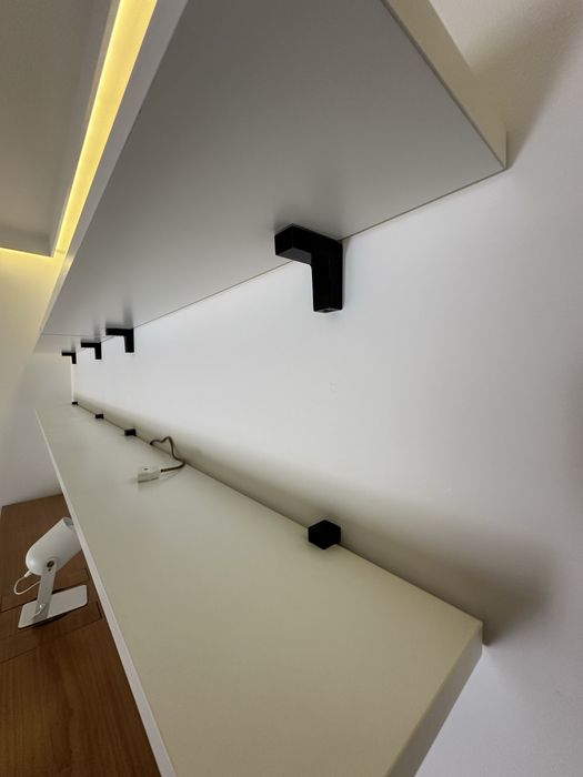 4 prateleiras com suportes pretos