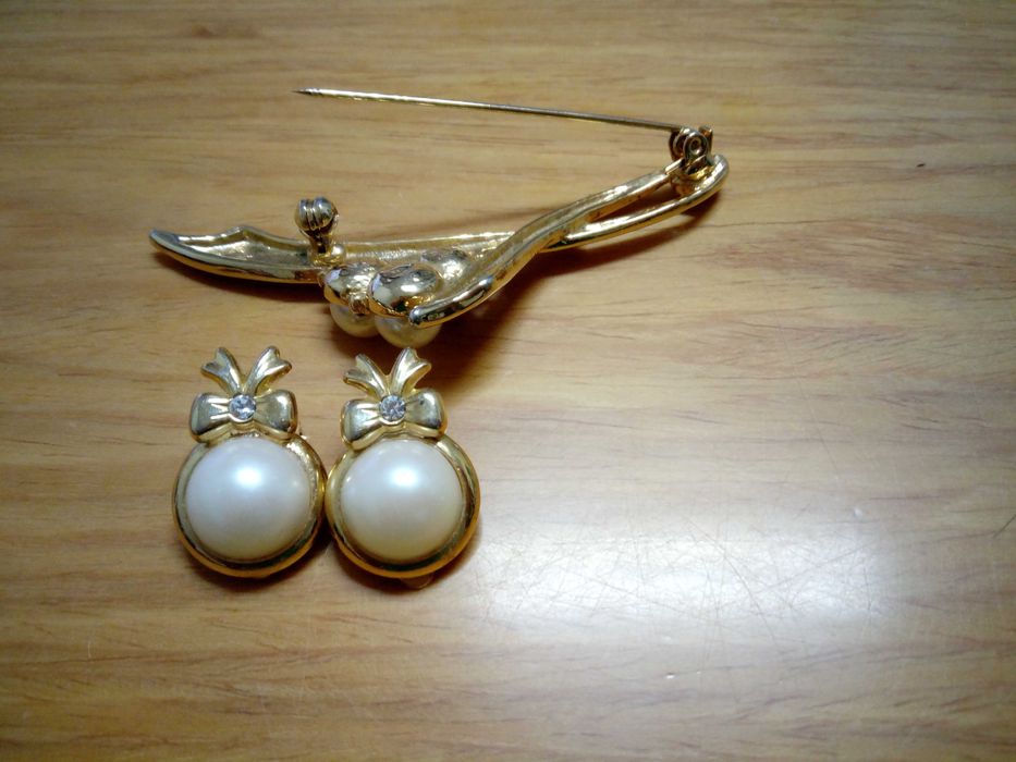 Conjunto Novo: Brincos e Alfinete de adorno banhados a ouro e pérolas