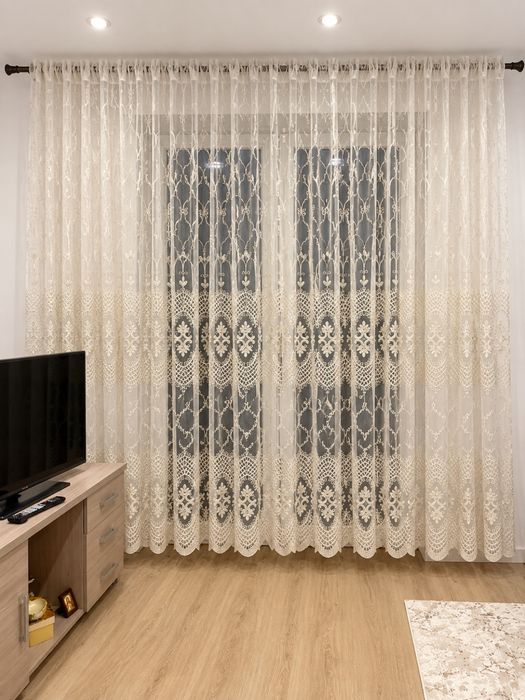 Firanka haftowana ecru/kremowa 20 mb × 2,50 m – 2 części