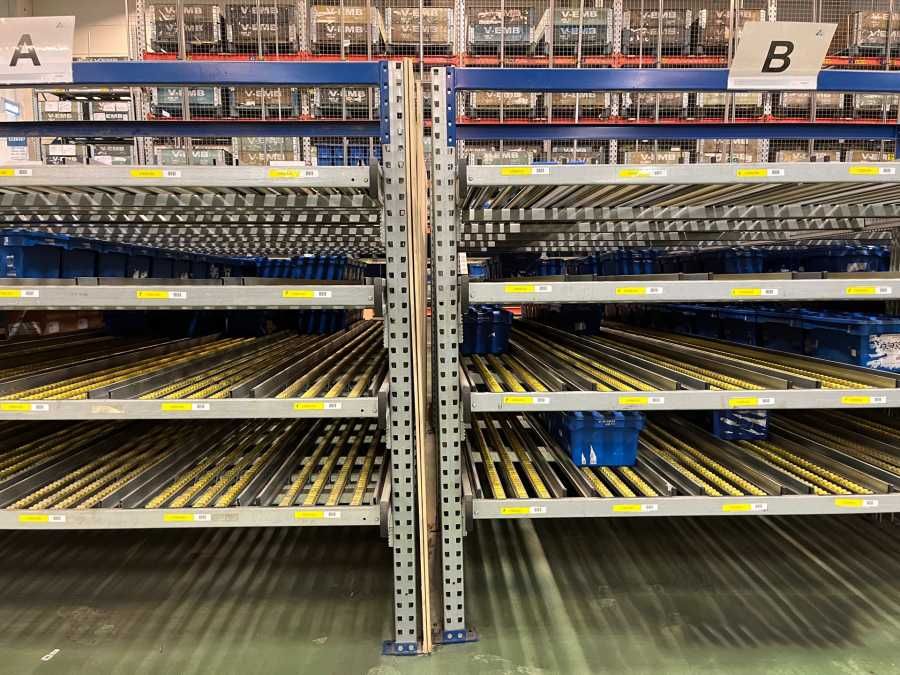 Regały rolkowe na pojemniki około 35m na 4.5m Faktura vat cena brutto