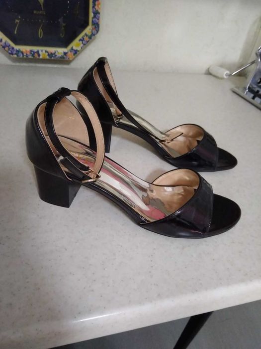 Босоніжки чорні лакеровані 36 розмір