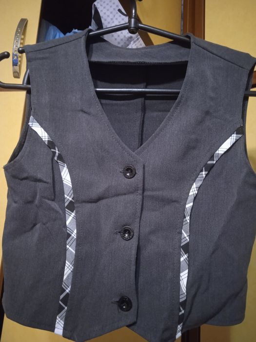 Продам шкільний костюм 4 на дівчинку