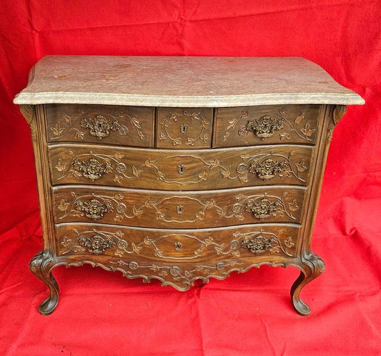 Cómoda antiga de madeira trabalhada e tampo em pedra