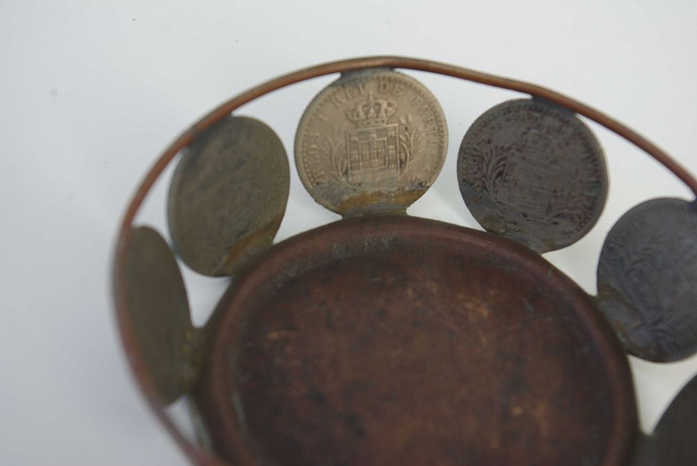 Pequena cesta feita com latão e moedas de 100 Reis D. Carlos I.