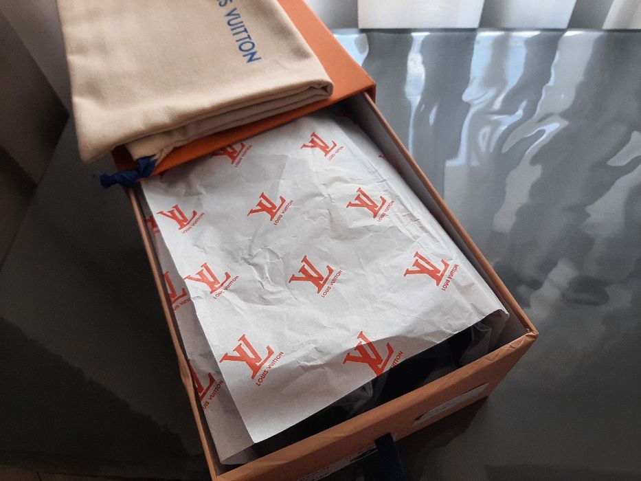 Кожаные сандали в стиле известного бренда