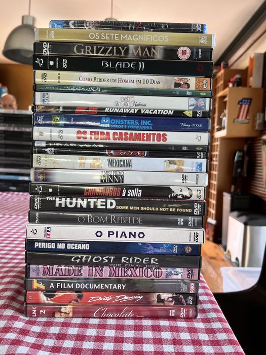 Vendo 235 CDs e DVDs