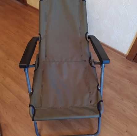 Зручний шезлонг для відпочинку на пікніку